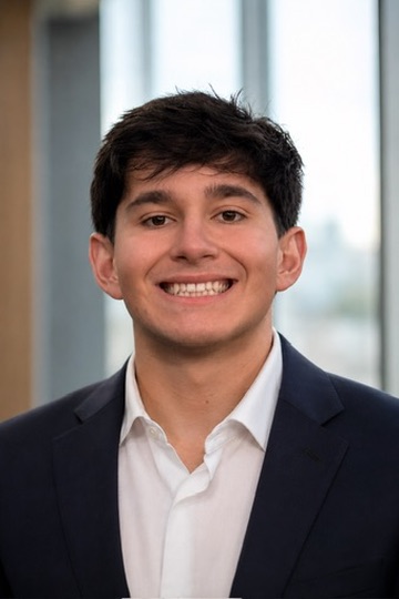 Henrique Ribeiro wearing a navy suit